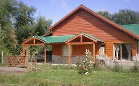 Cabaña con costa de arroyo